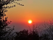 70 Il sole si arrossa e tramonta sui colli e verso la pianurra